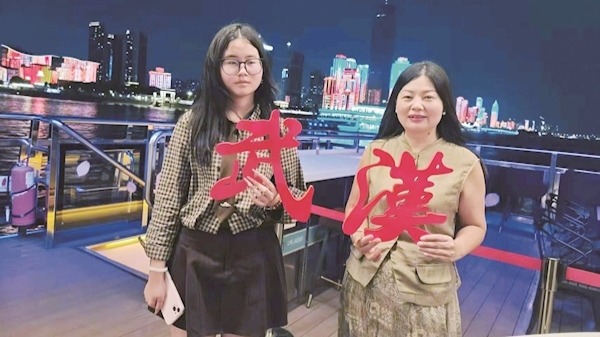 数千大学新生免费夜游长江