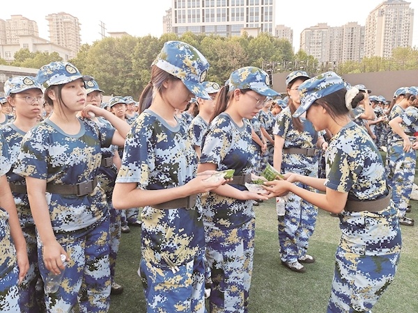 大学生志愿者纯手工制作1600份冰皮月饼送给新生