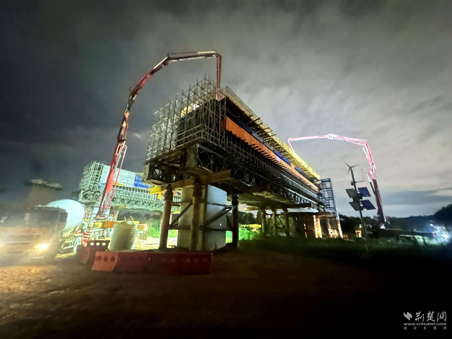 2.合武高铁项目项目塘埠口滠水特大桥578#门式墩盖梁夜间浇筑.jpg.jpg