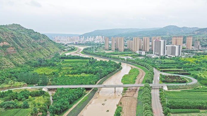 烈士长眠地 苹果满山坡