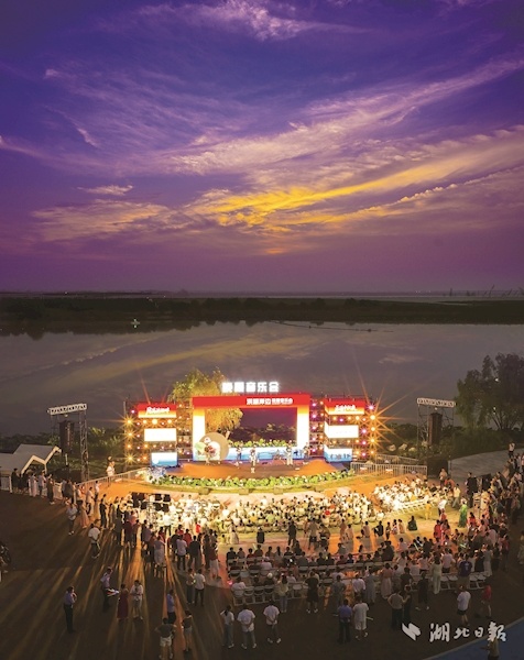 洪湖岸边连嗨五天 “晚霞音乐会”火出圈