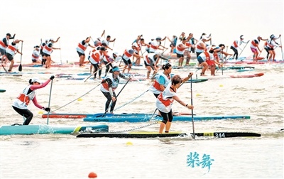 全球高手齐聚 东湖进入“桨板时间”
