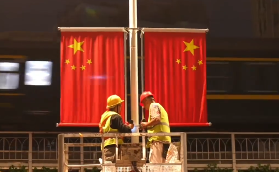 武汉街头飘扬中国红
