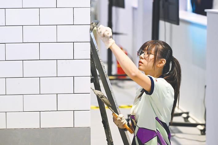“瓷砖贴面女孩”戴心怡走红赛场 AI时代
