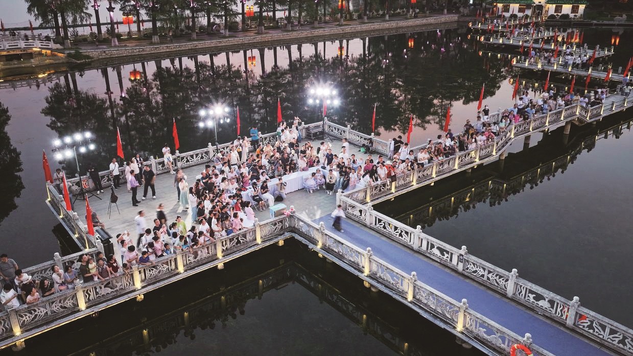 东湖听涛中秋夜上演“中国式浪漫”
