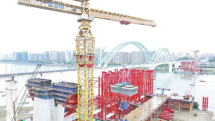 宜昌长江公铁大桥中塔柱施工忙