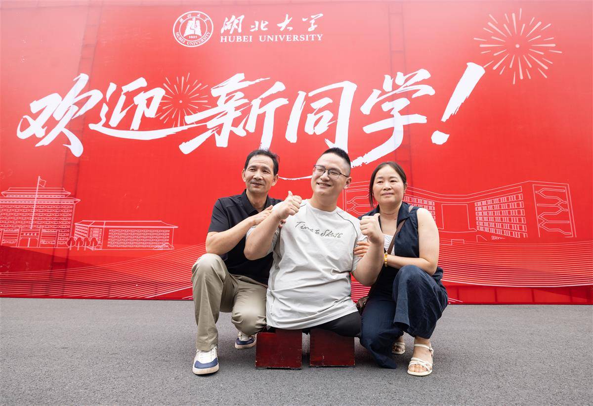 “板凳男孩”方宇翔：用板凳走路的时候，手臂是翅膀