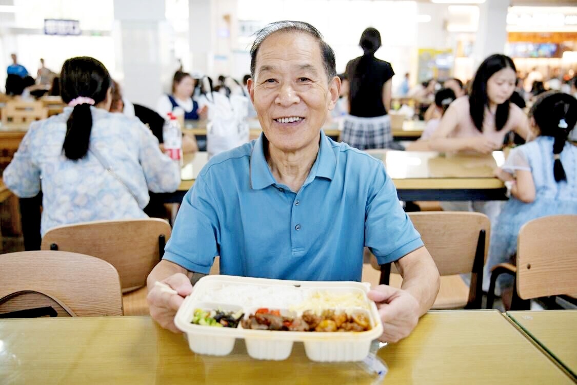 陪孩子报到先尝食堂味道