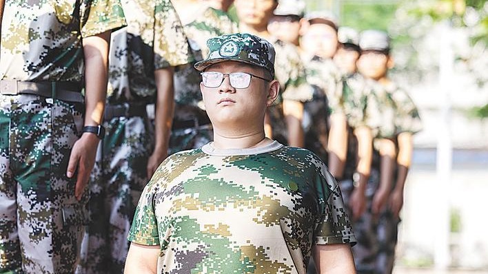 “板凳男孩”方宇翔参加湖北大学军训