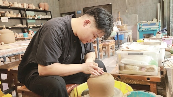00后研究生返乡玩转黄陂陶艺