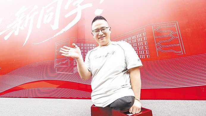 “板凳男孩”方宇翔到湖北大学报到