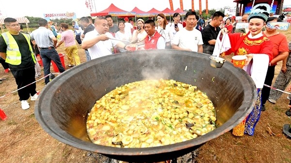 千斤吊锅烹百味黄冈田间庆丰年