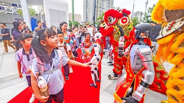 瑞狮欢腾机器人助阵 校园别样开学礼