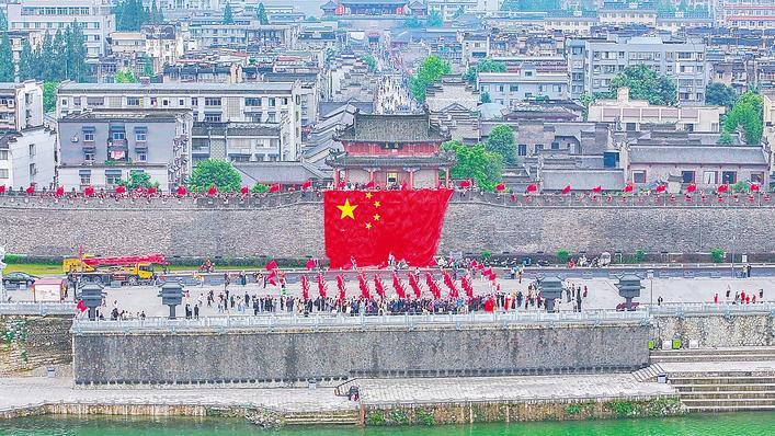 巨幅国旗映古城