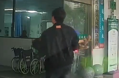 司机为救孩子打110申请闯红灯