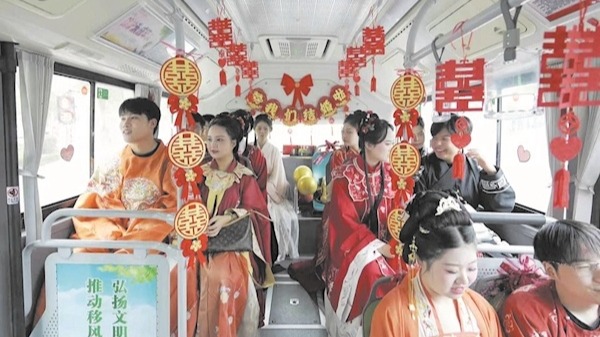 天门9对新人在田园许下婚约