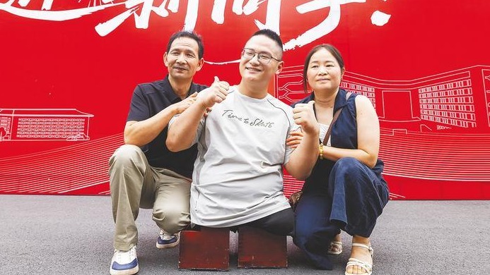 以爱为“凳”  托举飞翔