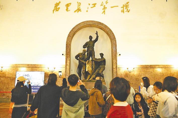 武汉长江大桥武昌桥头堡人行梯道对外开放
