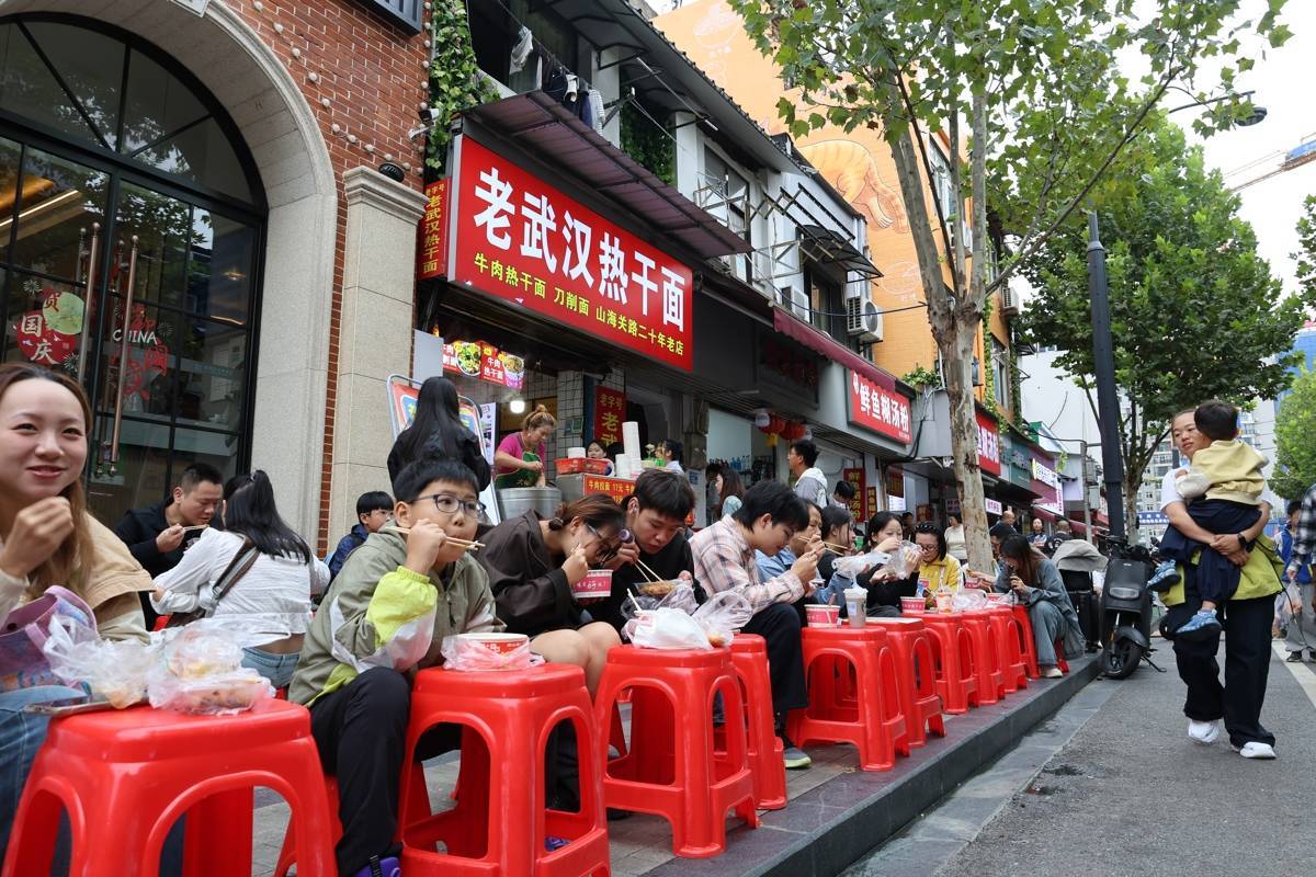 武汉山海关路过早火爆国庆假期