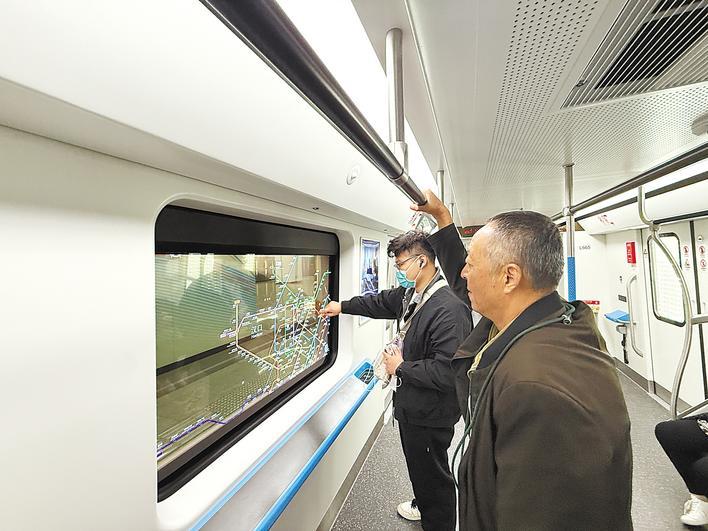 武汉地铁环线开通首日 一列“碳纤维车” 跑了8圈