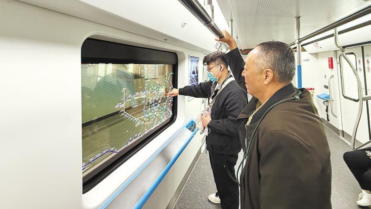 武汉地铁环线开通首日 一列“碳纤维车” 跑了8圈