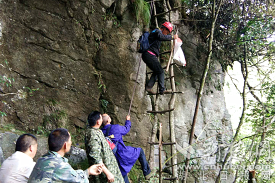 村民将修建蓄水池的材料背在身上，利用绝壁天梯进行运送。铁厂村供图.jpg
