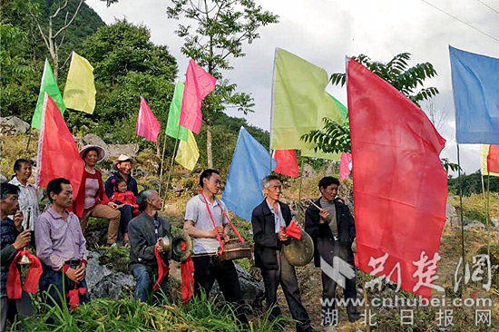 引水工程完工，铁水村村民敲锣打鼓纪念这一日。铁水村供图.jpg