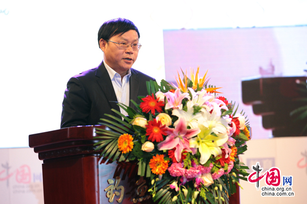 图为中国互联网新闻中心副主任李富根致辞