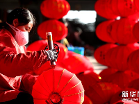 赶制宫灯迎新年 