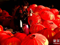 赶制宫灯迎新年 