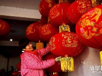 赶制宫灯迎新年 