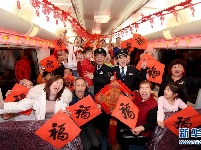 暖暖回家路——T48次列车上的春晚