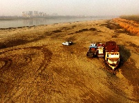 长江中下游进入枯水期 武汉天兴洲呈现壮观沙滩