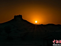 夕阳明月映照“雪色”敦煌古阳关