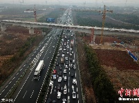 航拍春运高速公路 双向车流量对比明显