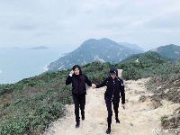 张钧甯带妈妈香港爬山 母女二人合照超养眼