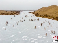 新疆尉犁县境内塔克拉玛干沙漠雪景美如画