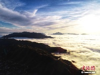 广西摩天岭现云海景观 道路似“天路”