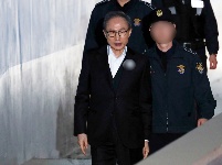 78岁韩前总统李明博扶墙进法院 面色憔悴