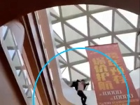 男子经济压力大轻生 跳楼前将女孩扔下楼