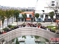 世界最大规模3D打印混凝土步行桥在上海落成