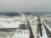 
新年第一天，赤壁长江大桥施工忙