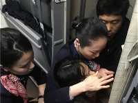 万米高空,武汉空姐成功急救晕倒乘客