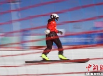 青年运动员驰骋雪场上演“速度与激情”