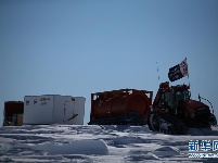 中国南极科考队昆仑队穿越“鬼见愁”冰丘密集区