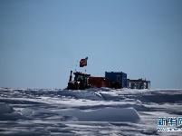 中国南极科考队昆仑队穿越“鬼见愁”冰丘密集区