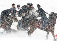 新疆伊宁县冰雪旅游活动上演刁羊、鹰猎比赛