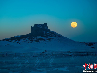 夕阳明月映照“雪色”敦煌古阳关