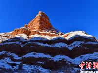 张掖肃南雪后丹霞冬日蓝天暖阳下五彩斑斓