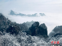 黃山迎來(lái)今冬第三場(chǎng)雪 云海霧凇壯美景觀齊現(xiàn)